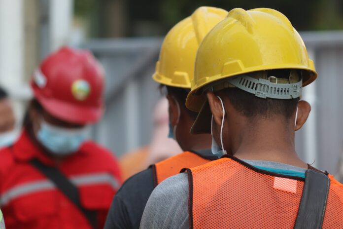 Arbetare med säkerhetshjälm