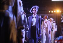 Bild från en modeshow. Modevisningar riskerar att dö ut. Bild: Raden Prasetya/Unsplash