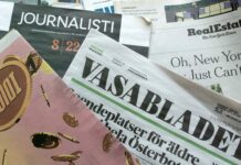 Finland är pressfrihetens fallna stjärna En hög med tidningar som ligger på varandra.