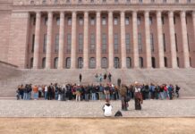 Protesterande studerande marscherade till Senatstorget: ”Ropa högt så de hör er”