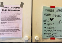 Smocka på plats under ockupationen av Mejlans gård Två lappar på ett skåp där det står vilka regler som gäller under ockupationen av Mejlans gård.