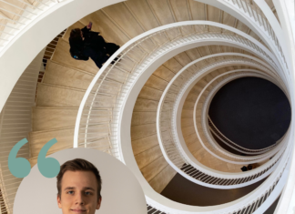 Kommentar: Ja regeringen, en studerandes dygn är faktiskt bara 24 timmar långt – hur dålig koll har ni egentligen? En spiraltrappa fotad uppifrån.