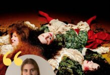 Versailles är 1700-talet som du aldrig sett det – en naken man på scen är bara början Fyra personer ligger i en hög på marken iklädda stora peruker och 1700-tals klädsel.