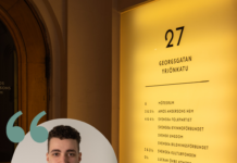 Analys: Kan SFP ha grävt sin egen grav? Partiet i en identitetskris Ung man med kort mörkt hår som delvis överlappar en belyst skyllt framför en byggnad. På skylten står det att det är SFP:s kontor.