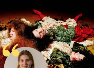 Versailles är 1700-talet som du aldrig sett det – en naken man på scen är bara början Fyra personer ligger i en hög på marken iklädda stora peruker och 1700-tals klädsel.