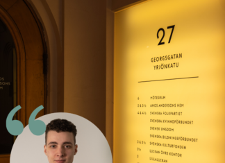 Analys: Kan SFP ha grävt sin egen grav? Partiet i en identitetskris Ung man med kort mörkt hår som delvis överlappar en belyst skyllt framför en byggnad. På skylten står det att det är SFP:s kontor.