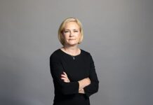 Inrikesminister Rantanen: Regeringen öppen för att skicka flyktingar till tredjeländer Mari Rantanen, en vit blond kvinna i 40-årsåldern med blåa ögon och kort hår, står med armarna i kors och tittar in i kameran med ett neutralt ansiktsuttryck.