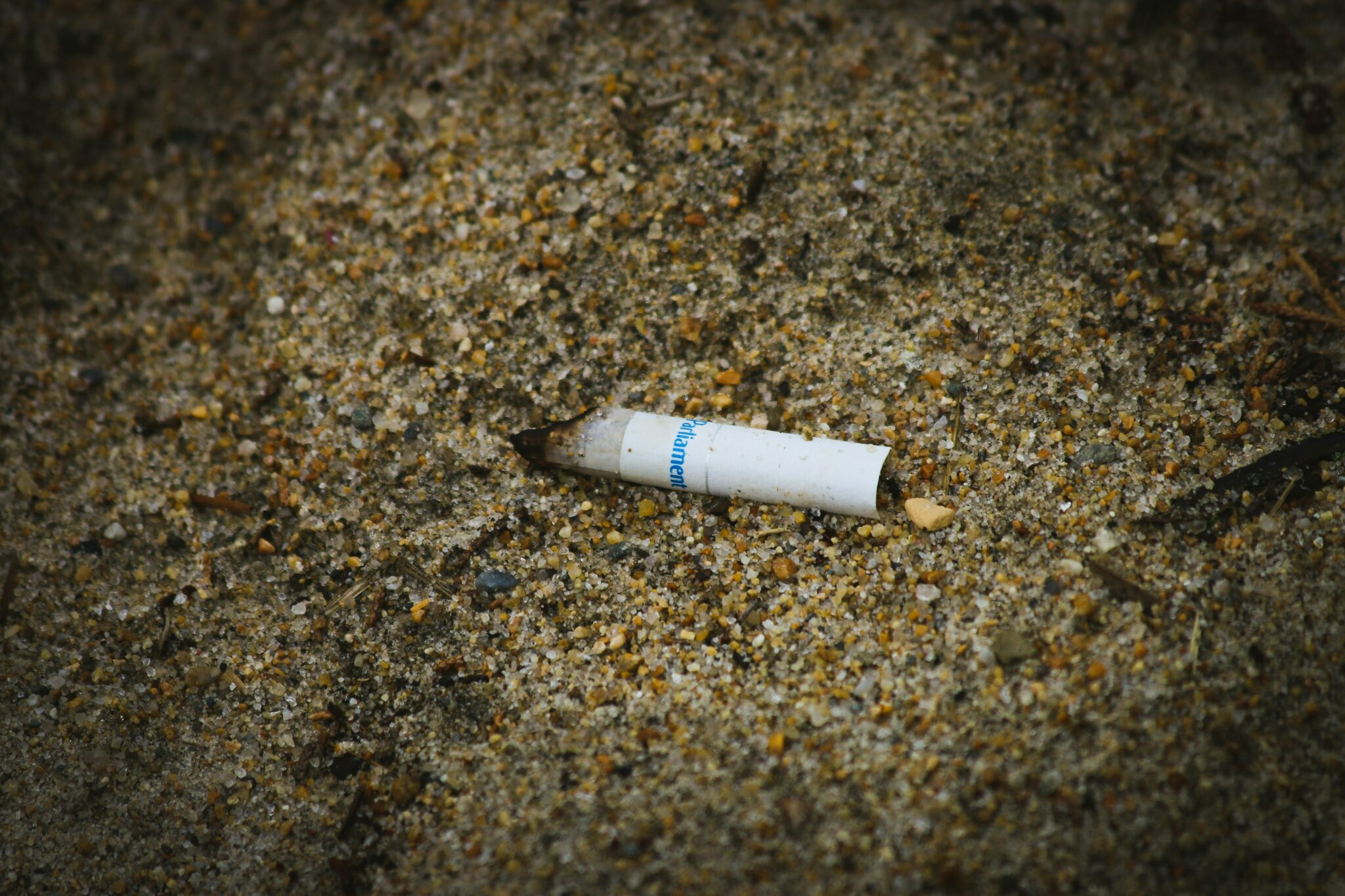finl-ndarna-vill-att-cigarettfimpar-ska-br-nna-h-l-i-pl-nboken