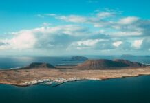 Massprotest mot överturism på Kanarieöarna