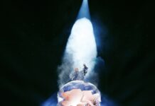 Palestinas flagga förbjuds på Eurovisionen Ett gigantiskt ägg täckt i jeans på en stor scen. Äggets överdel öppnas och en lättklädd man ligger innuti ägget.