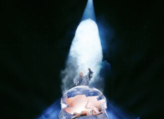 Palestinas flagga förbjuds på Eurovisionen Ett gigantiskt ägg täckt i jeans på en stor scen. Äggets överdel öppnas och en lättklädd man ligger innuti ägget.