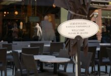 De flesta unga anställda inom servicebranschen har blivit trakasserade