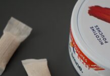 Regeringen vill begränsa vitt snus Två nikotinpåsar bredvid en puck med vitt snus.