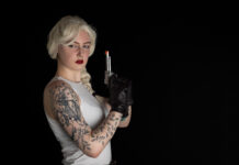 Från Disney till Avatar — cosplay förenar människor runt hela Finland En ung kvinna utklädd till karaktären Helga Sinclair från den animerade disney filmen Atlantis.