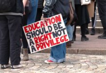 ”Om man kan påverka så ska man försöka” – gymnasiestuderande protesterade framför riksdagshuset