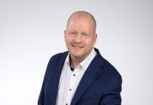 Sannfinländarna utesluter Vornanen – han grundar egen riksdagsgrupp Skallig man i blå kostym visar tummen upp.